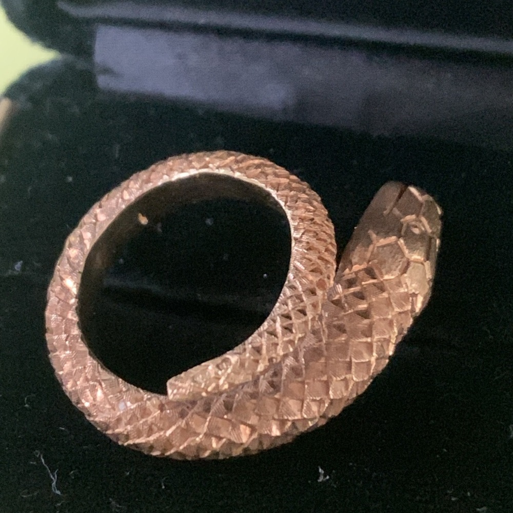 18k Solid Vintage Ring - image 2